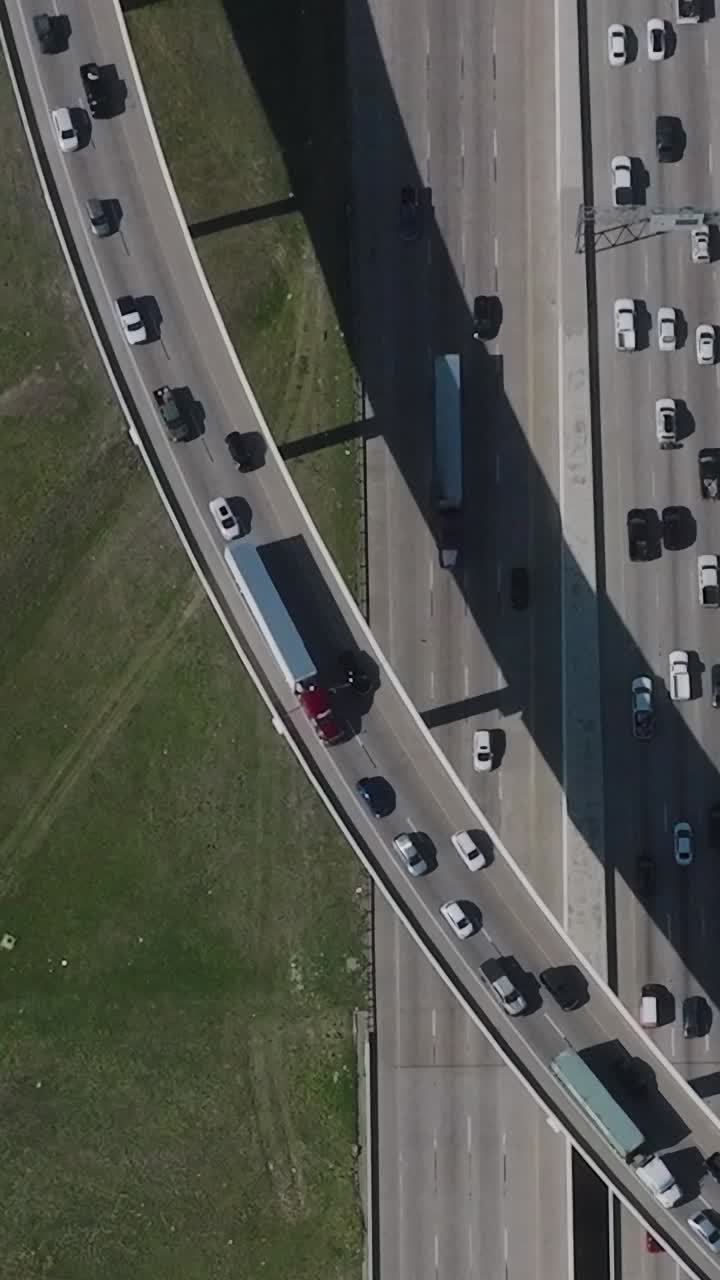 Vista aérea de autopistas y espacios verdes de Dallas en Texas
