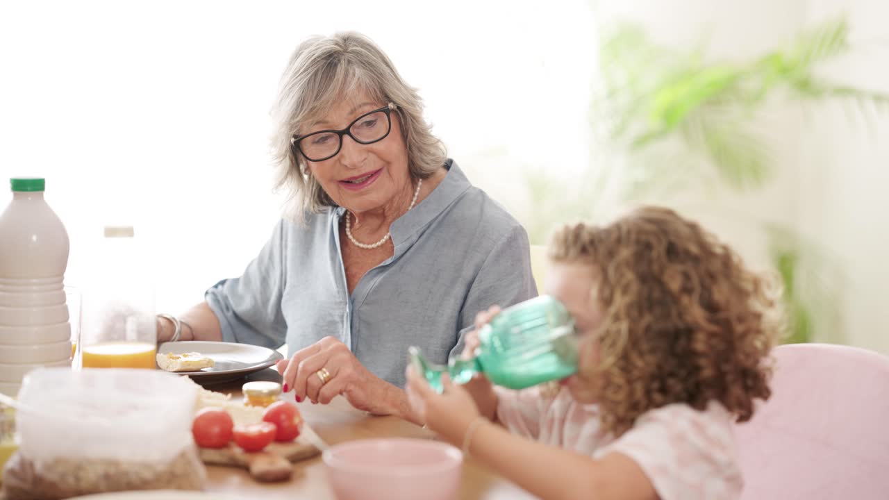 Nonna e nipote che fanno colazione insieme