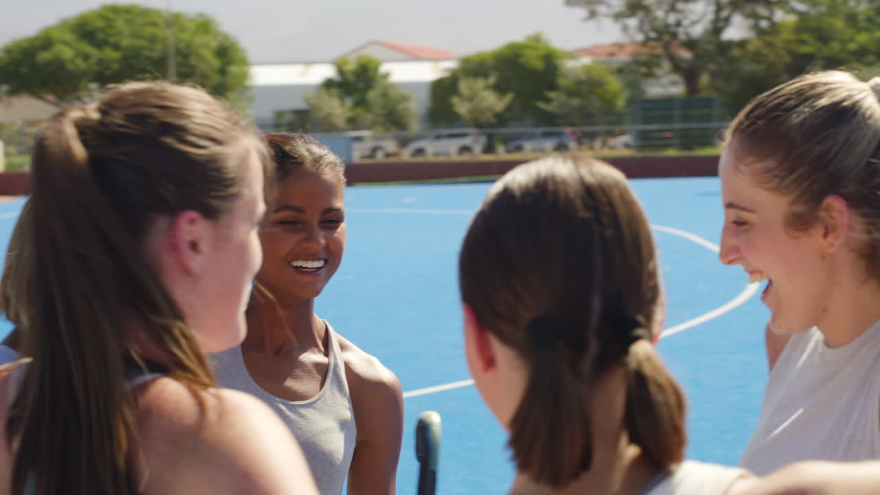 여자 하키 팀이 축하하고 있습니다.