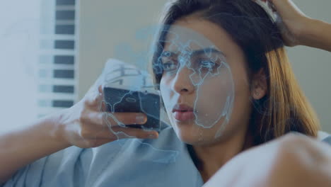 animación del globo con conexiones sobre mujer usando teléfono inteligente