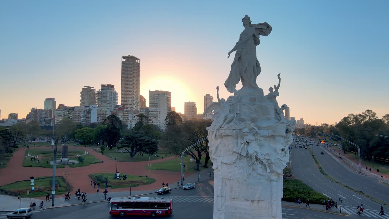 monumento a la carta magna y cuatro regiones de argentina, órbita de drones al atardecer