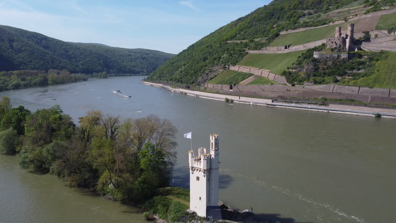 buque cisterna navegando en el río rin entre la torre del ratón y el castillo de ehrenfels navegando por el valle medio superior del rin, alemania