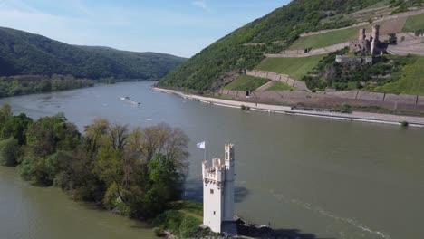 buque cisterna navegando en el río rin entre la torre del ratón y el castillo de ehrenfels navegando por el valle medio superior del rin, alemania