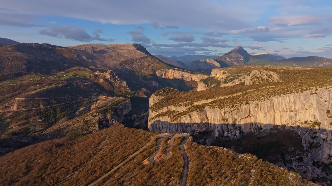Vista aérea del majestuoso terreno de las Gargantas del Verdon iluminado por los cálidos cielos del atardecer.