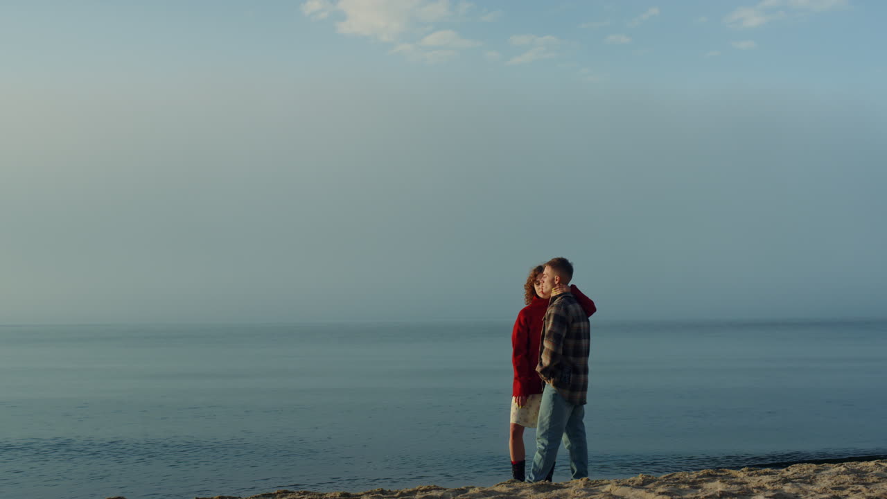 바 ⁇ 가에 서 있는 애정 있는 부부. 사랑 하는 여자 가 ⁇  에 남자 를 키스 하고 있다