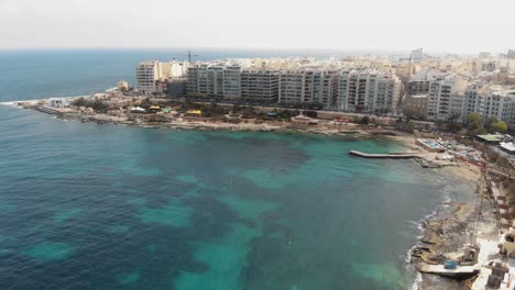 Empuje-Aéreo-En-Plano-General-De-Exiles-Bay-En-Sliema-Malta