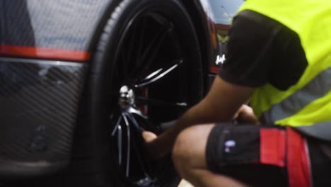 Coche-Lujoso-Estado-Preparándose-Para-El-Transporte-En-Cámara-Lenta