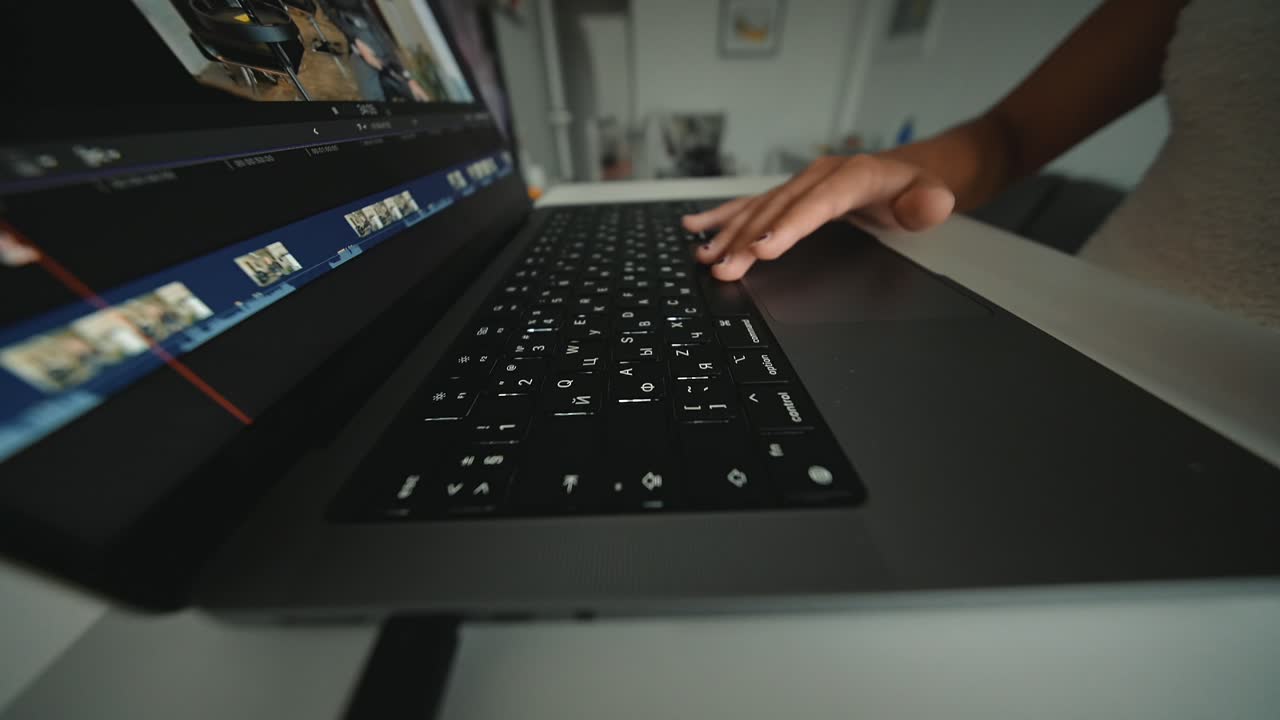 trabajando en una computadora portátil