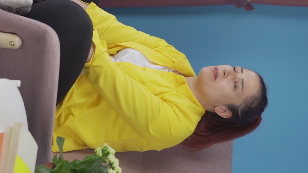 창문 앞에서 기도하는 기독교 여성의 수직 비디오.