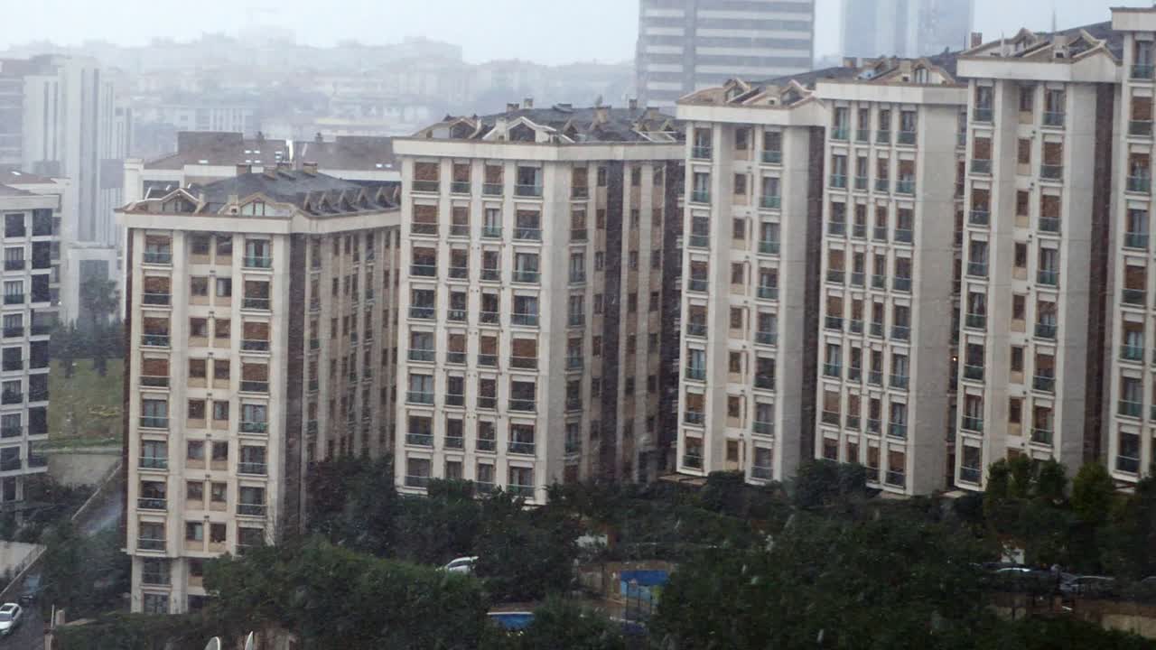 폭풍우 때 도시 에 있는 아파트 건물 들