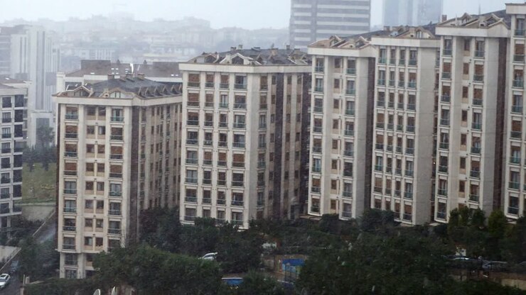 Edificios de apartamentos en una ciudad durante una tormenta de lluvia