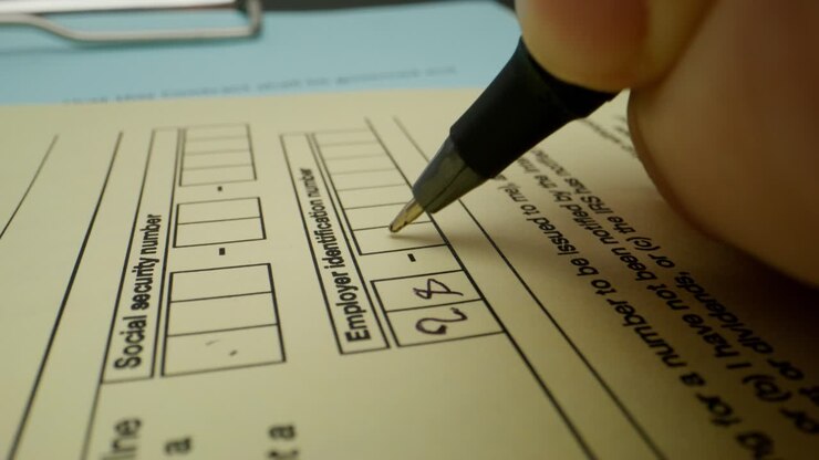 Mano che compila un modulo fiscale