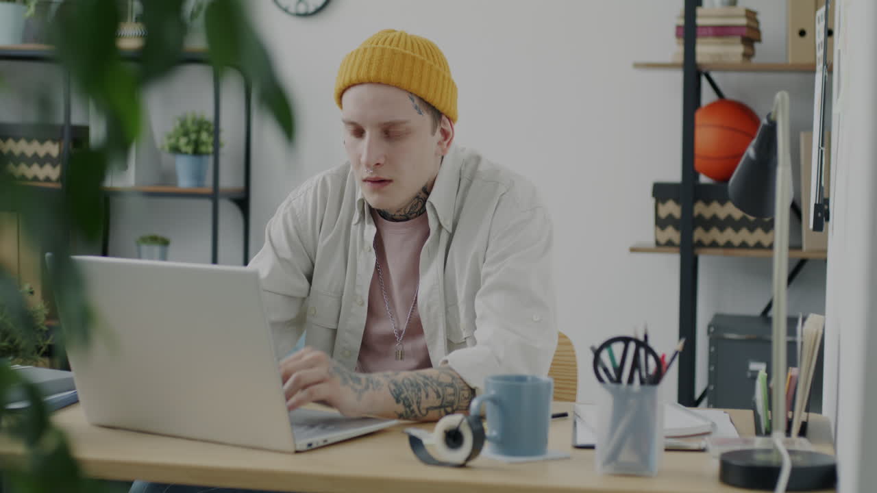 молодой человек, работающий из дома