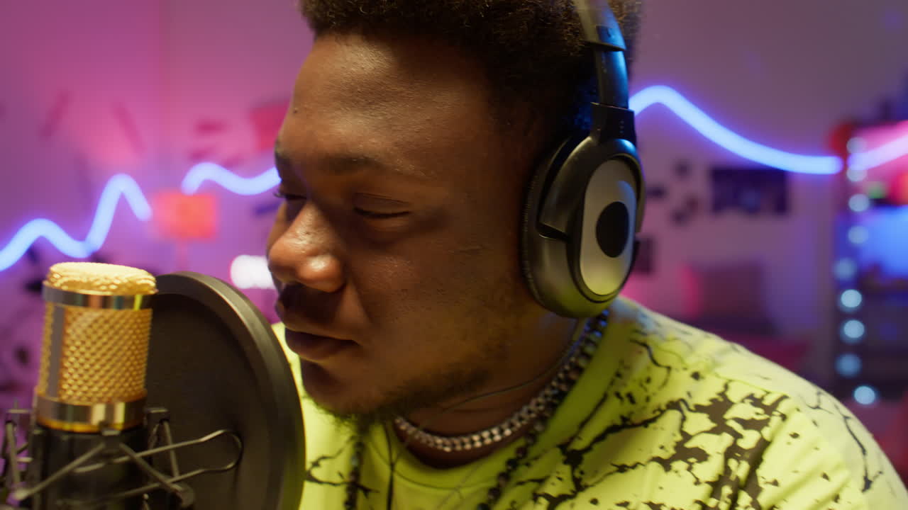 hombre cantando en un micrófono en un estudio de grabación