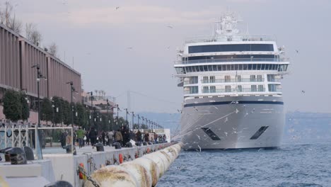 el crucero atracó en estambul.