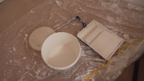herramientas de equipo de pintura blanca de pared en una habitación vacía desde arriba cambridge inglaterra