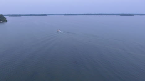 amplio disparo de dron de un barco en el lago indio en ohio