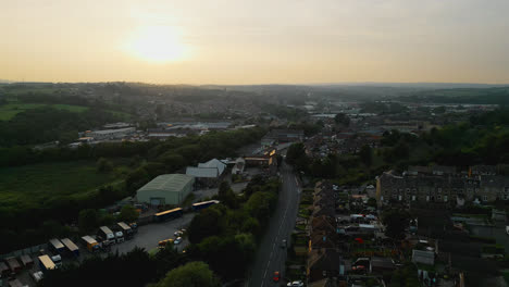 Explore-Heckmondwike,-Reino-Unido,-A-Través-De-Imágenes-De-Drones:-Industria,-Calles,-Casco-Antiguo-Y-El-Ambiente-De-Las-Noches-De-Verano-De-Yorkshire.