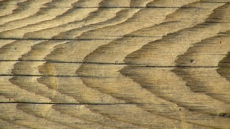 primer plano de tablón de madera rústica con grietas y grano de madera prominente