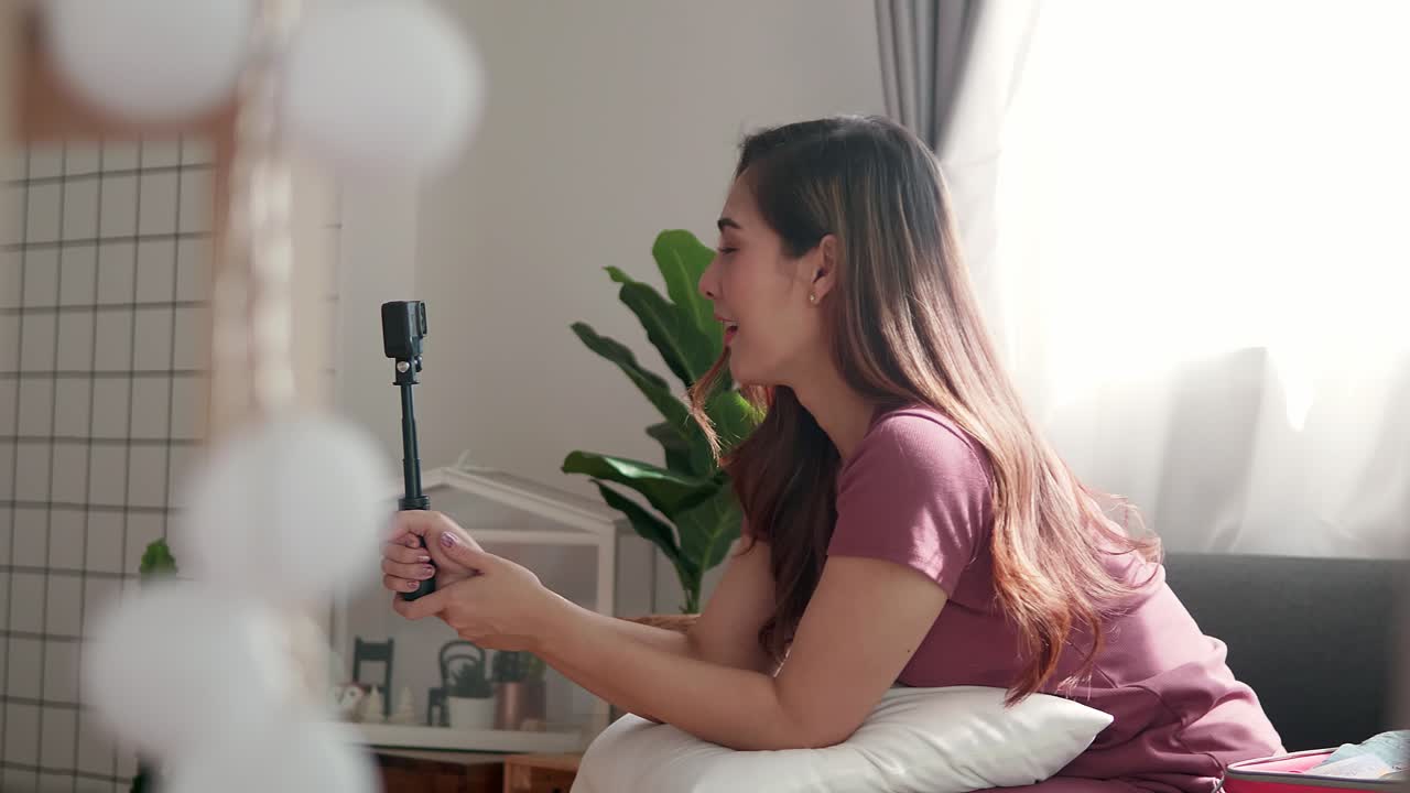 blogger de turismo grabando video selfie hablando con la audiencia para un viaje de viaje