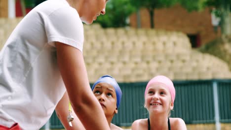 Entrenador-De-Natación-Entrenando-A-Estudiantes-En-Maniquí