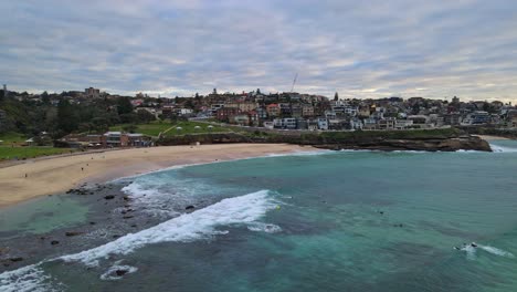 Baños-De-Bronte-Y-Parque-Verde-En-La-Costa-De-La-Playa-De-Bronte-En-Nsw,-Australia