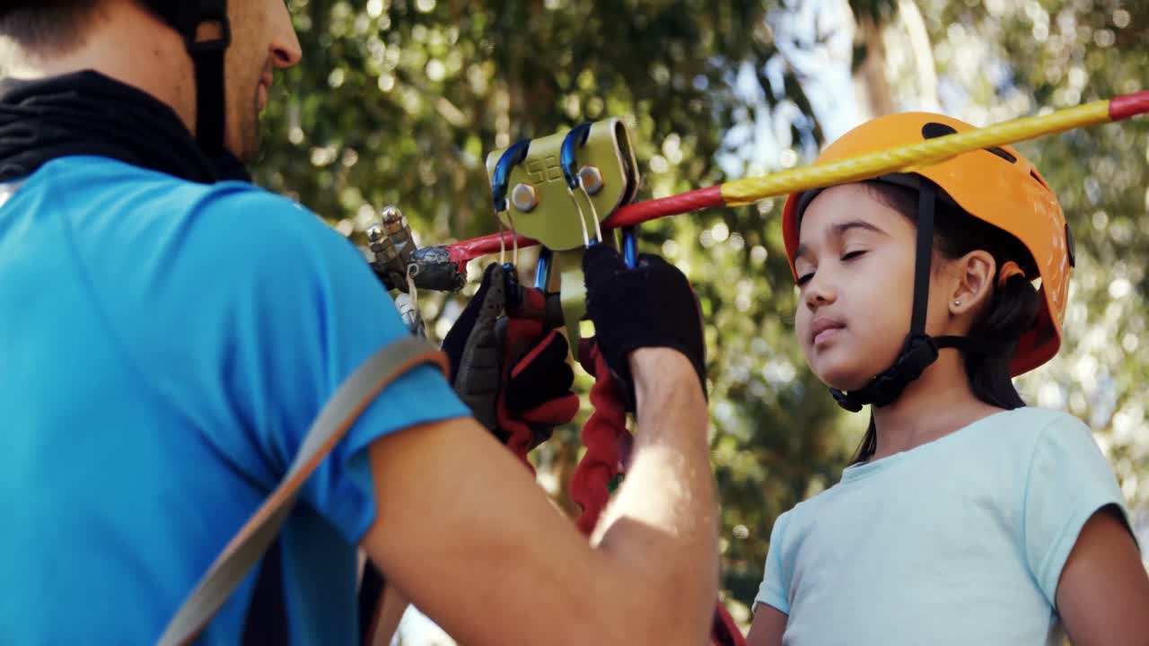entrenador instruyendo a una chica 4k