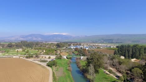 rio jordão com a montanha hermon ao fundo de uma visão de drone