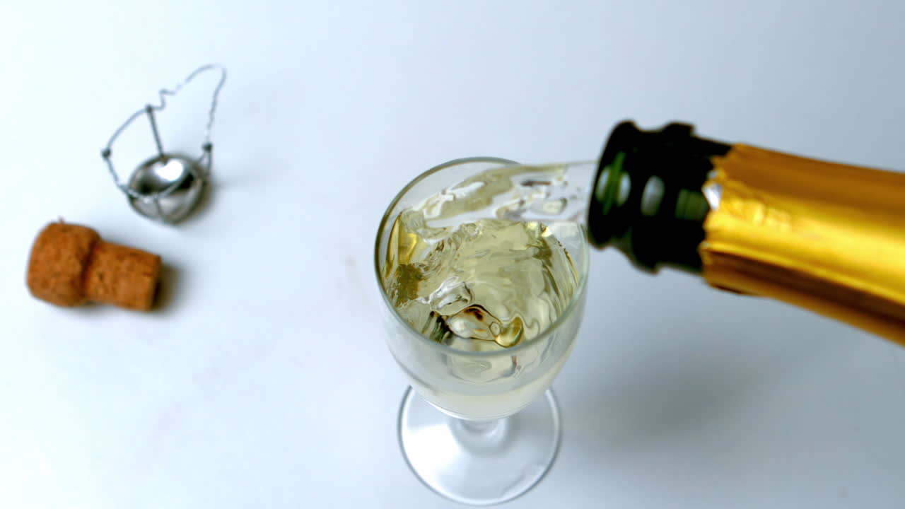 Rabboccare un bicchiere di champagne