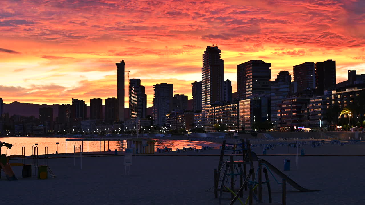 Cidade de Benidorm na Espanha ao pôr do sol com céu vermelho