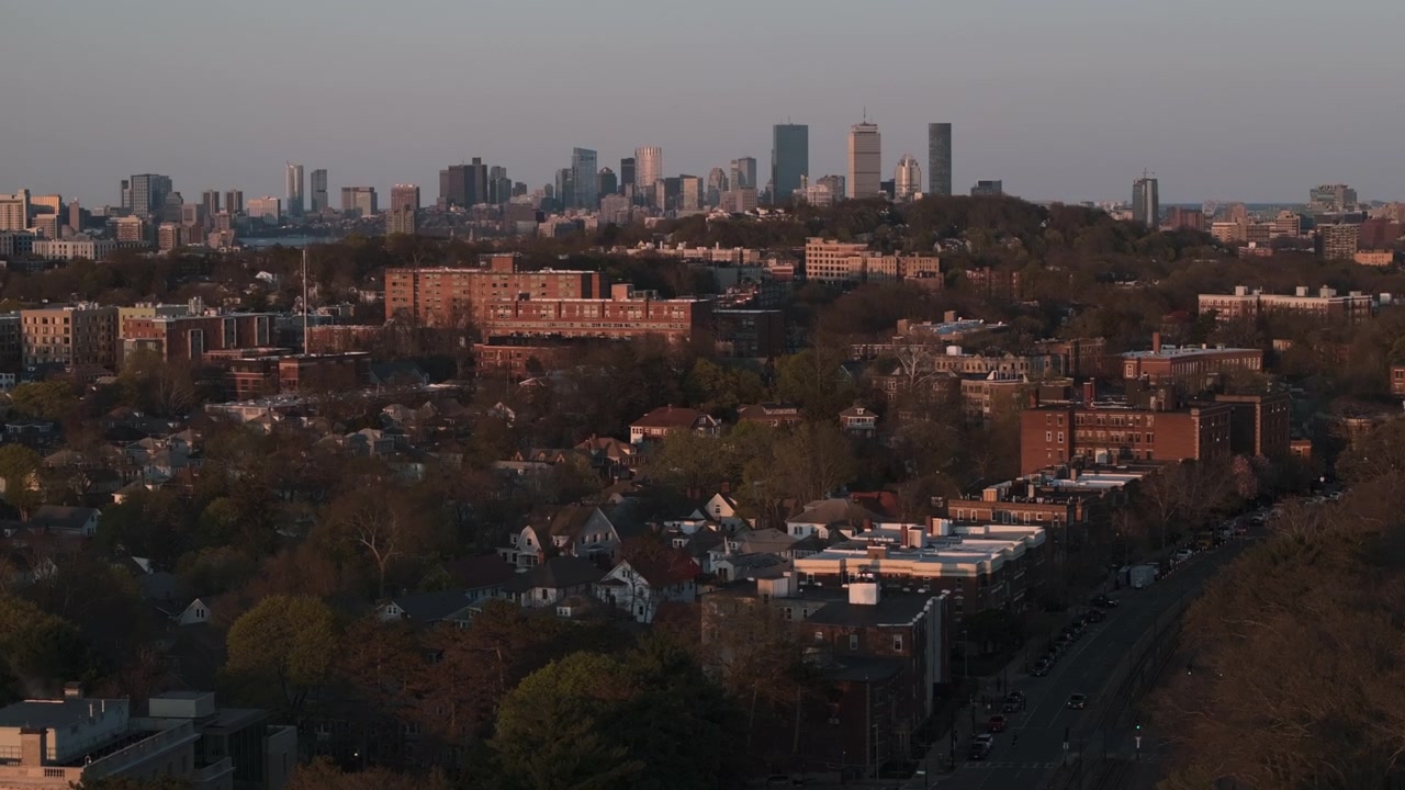 Vista aerea del tramonto su Brighton, Boston. Scattata in una giornata primaverile.