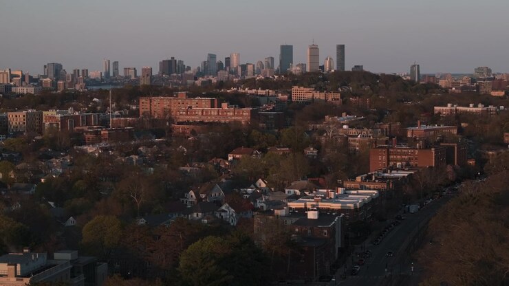 Vista aerea del tramonto su Brighton, Boston. Scattata in una giornata primaverile.