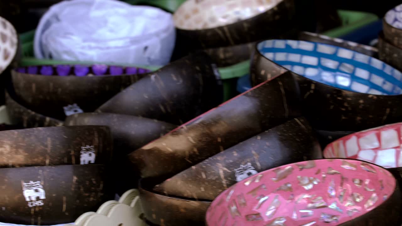 cuencos de madera de recuerdo en el mostrador de la tienda. asia