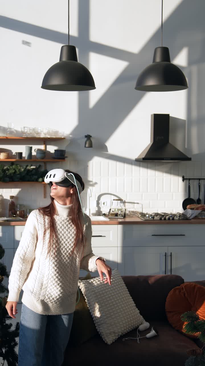 Donna che sperimenta la realtà virtuale in una cucina accogliente a Natale