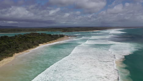 Vista-Aérea-De-Las-Olas-Rodando-En-Noosa-Mirando-Hacia-El-Horizonte