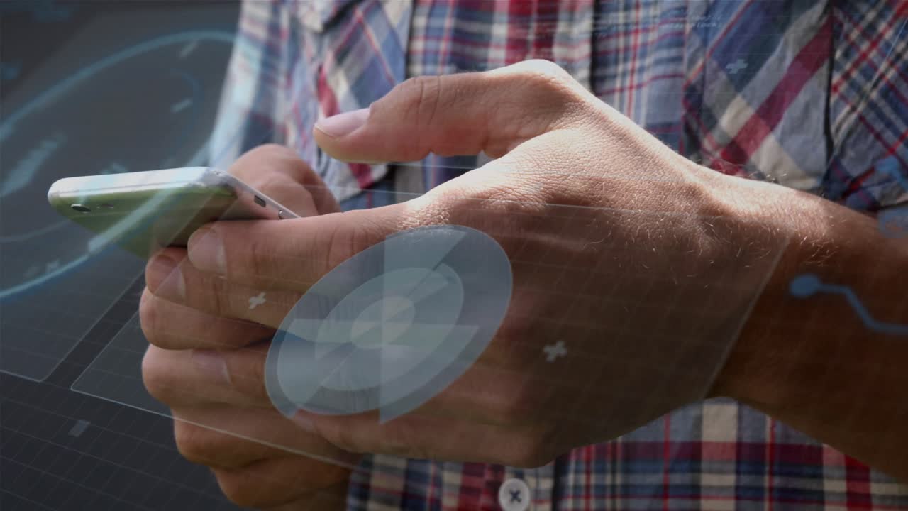 animación de pantallas digitales con procesamiento de datos sobre hombre caucásico usando teléfono inteligente.