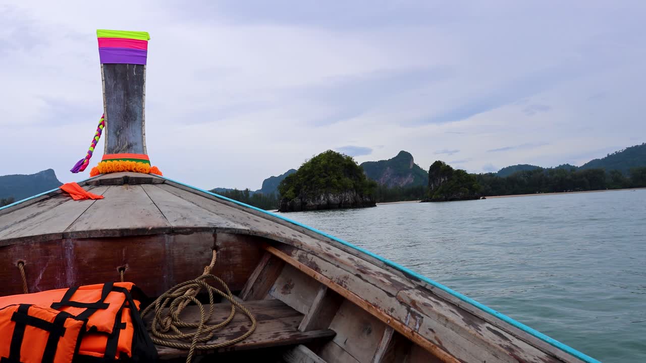 크라비의 평온한 물을 가로질러 목조 보트 여행