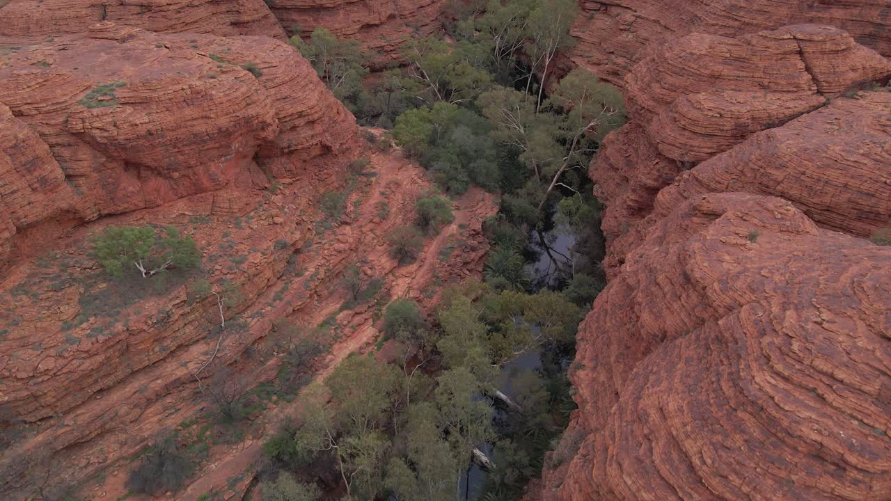 río entre los acantilados rojos de kings canyon en el territorio del norte, australia
