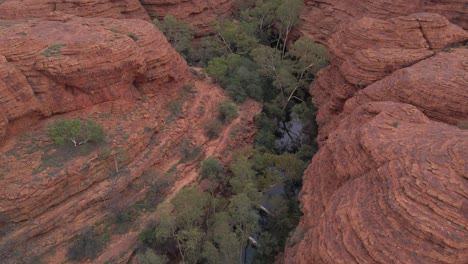 Río-Entre-Los-Acantilados-Rojos-De-Kings-Canyon-En-El-Territorio-Del-Norte,-Australia