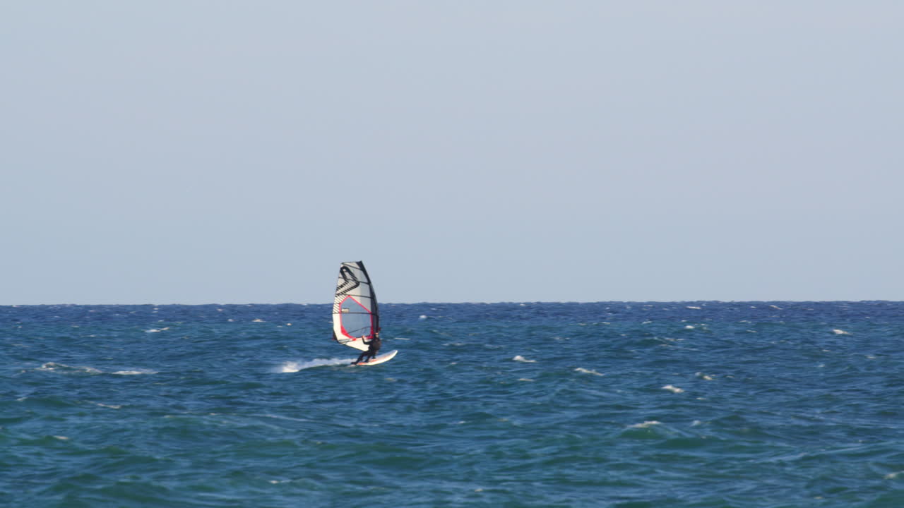 바다에서 윈드서핑