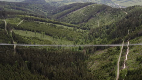 Die-Längste-Hängebrücke-Der-Welt-über-Ein-Gebirgstal-In-Mähren