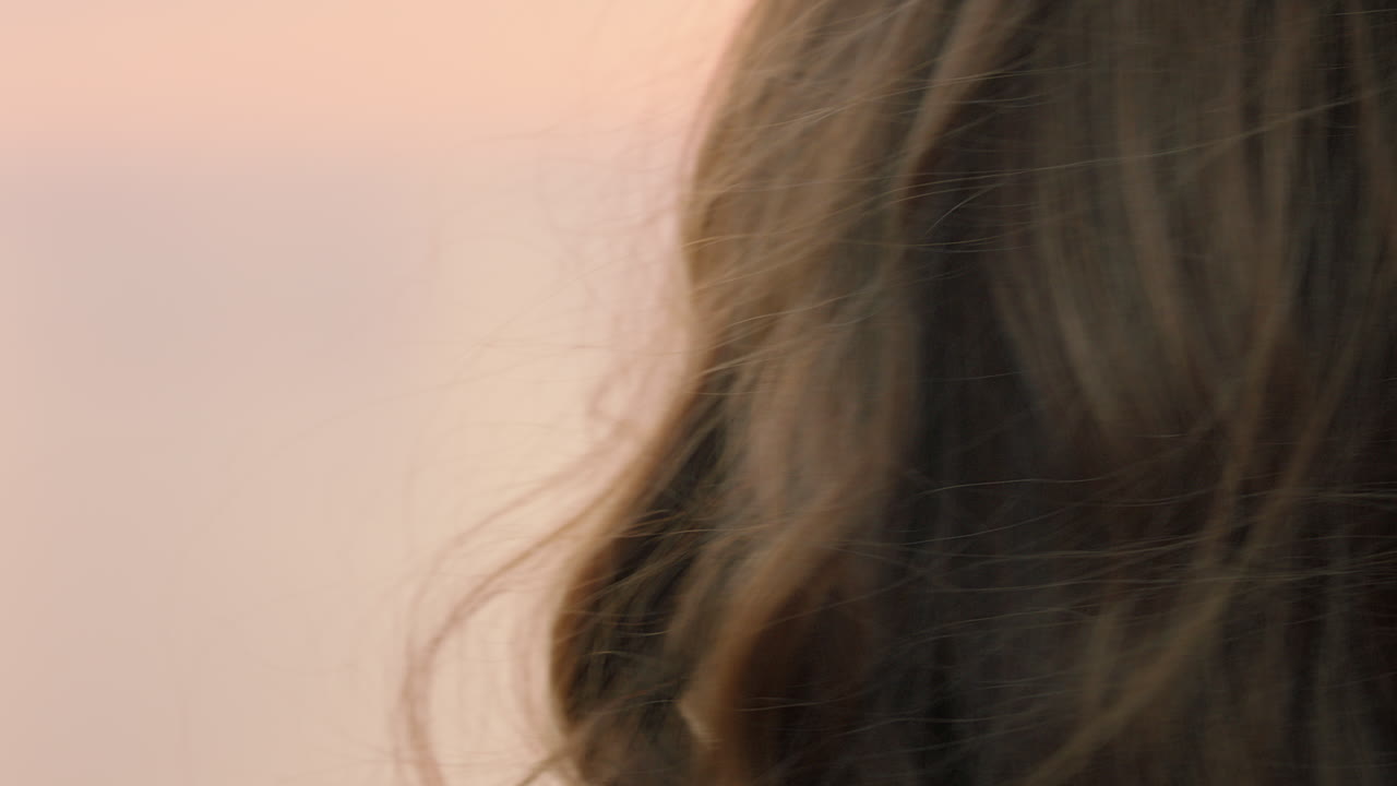 retrato de cerca hermosa mujer de cabello rojo disfrutando de la puesta de sol relajándose corriendo mano a través del cabello sintiendo libertad