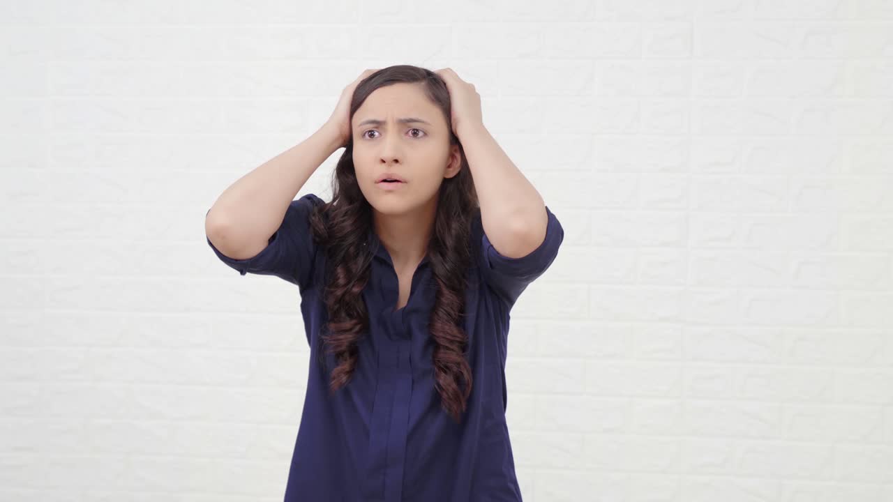 충격을 받고 겁에 질린 인도 소녀