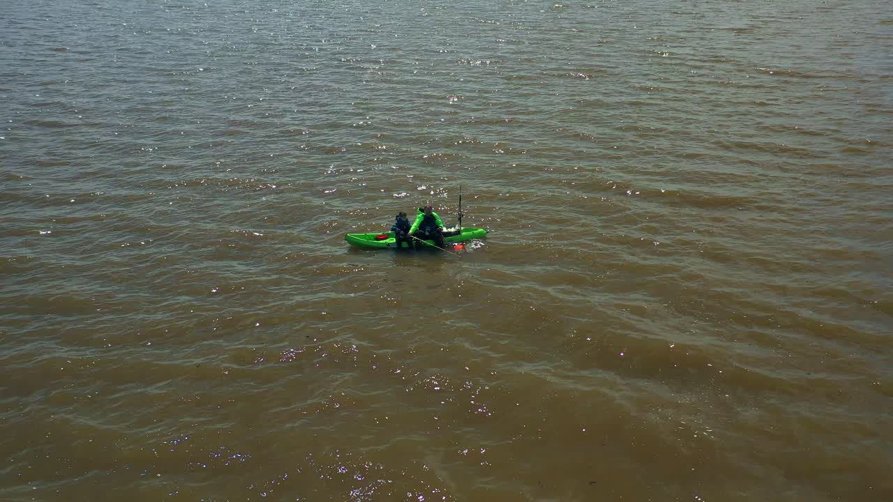 padre e hijo pescando en una canoa