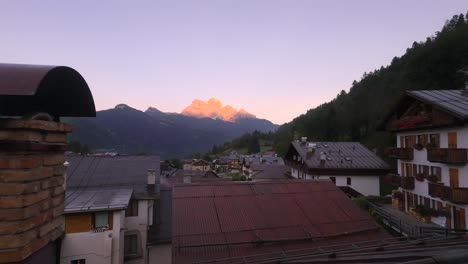 Timelapse-De-Amanecer-Brumoso-Naranja-En-Montañas-Rocosas