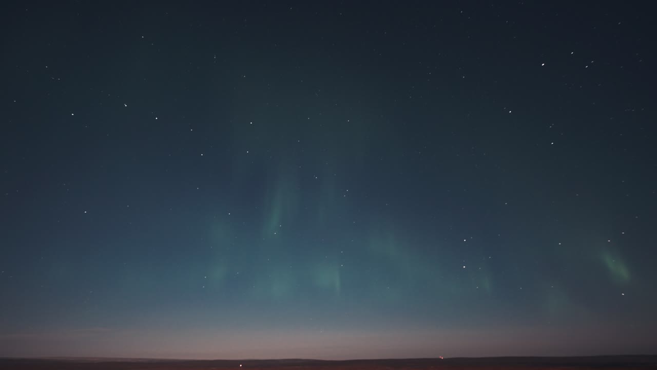 별이 빛나는 밤하늘에 오로라의 창백한 빛의 아름다운 전시의 시간 경과