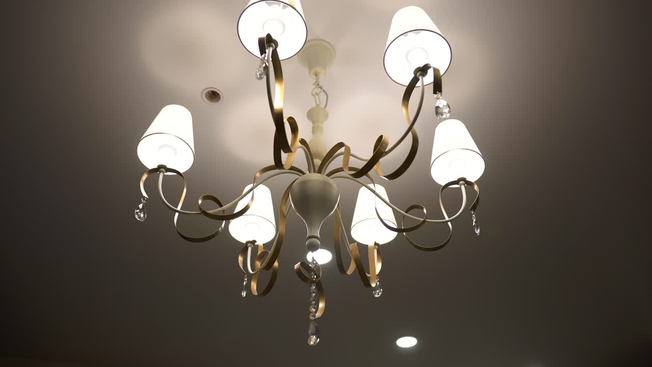 elegante candelabro blanco en una habitación