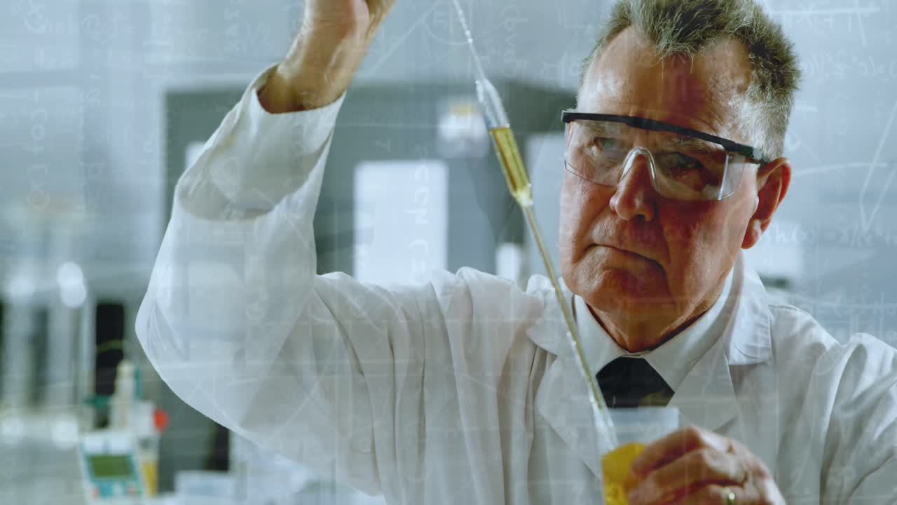 animación de fórmulas químicas sobre caucásico trabajador de laboratorio masculino senior con muestra
