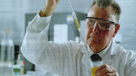 animación de fórmulas químicas sobre caucásico trabajador de laboratorio masculino senior con muestra