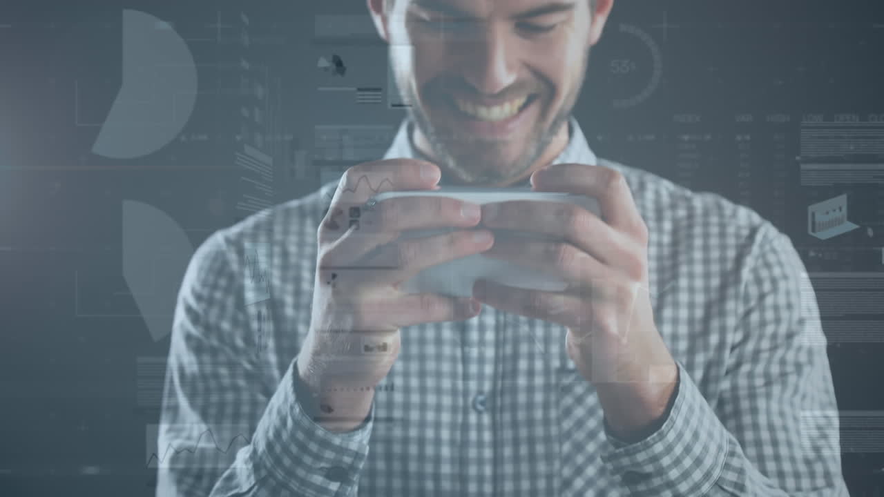 animación del procesamiento de datos financieros sobre un empresario caucásico sonriente que usa un teléfono inteligente